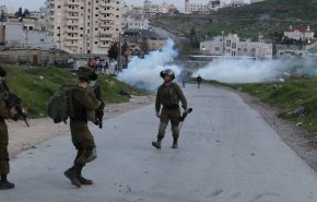 مواجهات عنيفة بين شبان فلسطينيين وجنود الاحتلال