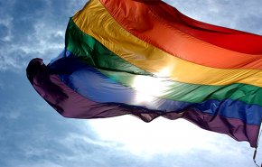 بالصور.. بعثة الاتحاد الأوربي ترفع علم المثليين في هذا البلد العربي!