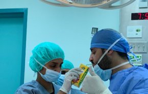 وجبة إفطار أثناء عملية جراحية للدماغ تجتاح مواقع التواصل (صورة)