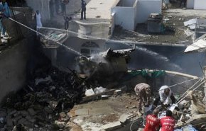 قربانیان سقوط هواپیمای مسافربری پاکستان/ پیدا شدن ۳۰ جسد در محل حادثه/ تعداد قربانیان بیش از ۹۰ نفر اعلام شد