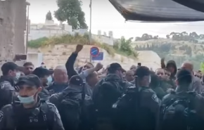 الاحتلال يقمع المصلين بالأقصى + فيديو