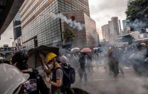هونغ كونغ.. الشرطة تطلق قنابل الغاز لتفريق محتجين معارضين للحكومة

