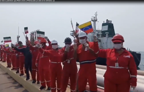 ویدئوی شادمانی ونزوئلایی ها با برچم ایران هنگام رسیدن کشتی ها+ فیلم