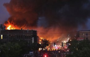 فیلم| معترضان به خشونت پلیس آمریکا، مرکز پلیس مینیاپولیس و برخی اماکن دولتی را آتش زدند