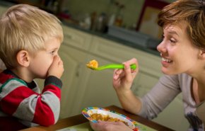هل يصعب إرضاء طفلك عندما يحين وقت تناول الطعام؟جرب هذه الممارسات