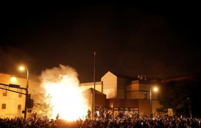 فیلم| به خشونت کشیده شدن تجمع معترضان در شهر فینیکس ایالت آریزونا آمریکا 