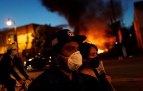 ناتوانی پلیس «مینیاپولیس» در اجرای قوانین منع آمد و شد؛ حمله مجدد معترضان به اداره پلیس + فیلم 