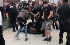 تظاهرات امروز نیویورک؛ خشونت عجیب پلیس آمریکا را ببینید+ ویدیو