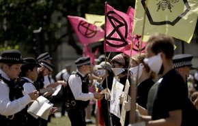 دستگیری معترضان به عملکرد دولت در مدیریت بحران کرونا در لندن به اتهام نقض قوانین قرنطینه