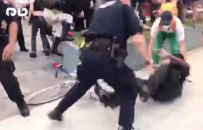 لقطات تظهر وحشية الشرطة الاميريكة بقمع المتظاهرين 