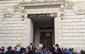 الجزائر تؤجل محاكمة مسؤولين جزائريين سابقين