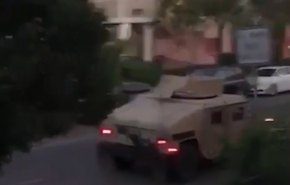 حضور ماشین‌های زره‌پوش در محله‌های مسکونی و شلیک به مردم+ ویدیو