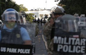 تصاویری از سرکوب معترضان آمریکایی با گاز اشک آور در خارج از کاخ سفید