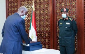 وزير الدفاع السوداني الجديد يؤدي القسم امام البرهان