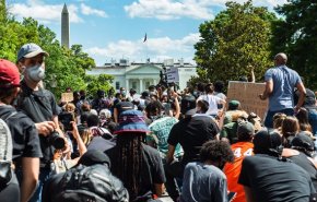 ادامه اعتراضات در مقابل کاخ سفید/ تلاش معترضان برای برداشتن حصارهای آهنی