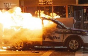 آتش خشم مردم بر خودروهای پلیس آمریکا+ تصاویر