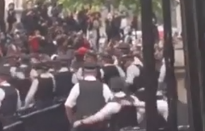 صحنه درگیری پلیس انگلیس با معترضان نژادپرستی در لندن که سانسور شده بود+ ویدیو