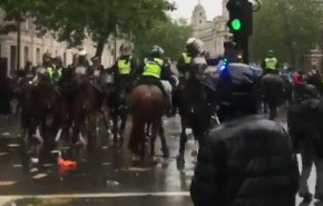 فیلم | پلیس لندن با تظاهرکنندگان ضدنژادپرستی درگیر شد