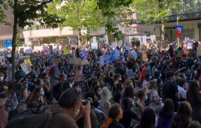 تظاهرات ضد آمریکایی شهروندان اسپانیایی مقابل سفارت آمریکا در «مادرید»