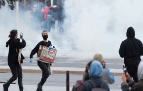 شاهد..الشرطة الكندية تستخدم الغاز المسيل للدموع لتفرقة المتظاهرين
