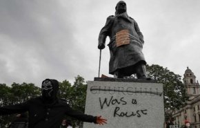 انگلیس از بیم تظاهرات‌ها مجسمه «وینستون چرچیل» را پوشاند
