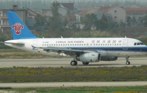 شركة طيران صينية تعلق رحلاتها بعد إصابات بكورونا
