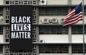 دستور پامپئو برای حذف تابلو حامی حقوق سیاه ‌پوستان از سفارت آمریکا در سئول
