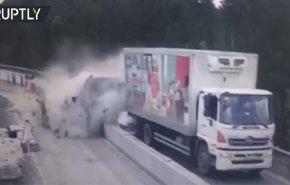شاهد بالفيديو.. حادث اصطدام مروع في روسيا