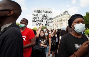 مظاهرات تجتاح شوارع باريس للتنديد بالعنصرية وعنف الشرطة