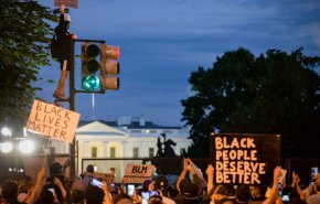 معترضان آمریکایی مجسمه‌های حامیان برده‌داری را سرنگون کردند