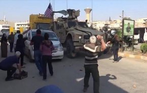 شاهد: سوريون يتصدون لرتل عسكري اميركي بالقامشلي