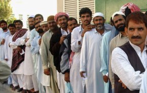 مئات الآلاف من الهنود والباكستانيين يطالبون بمغادرة الإمارات