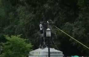 ویدئویی از تلاش معترضان در آمریکا برای سرنگونی مجسمه اندرو جکسون هفتمین رئیس‌جمهور ایالات متحده