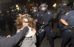 فیلم| خشونت پلیس آمریکا علیه معترضان؛ انگشت یک زن قطع شد