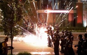 استفاده پلیس آمریکا از اسپری فلفل و بمب صوتی علیه معترضان مقابل کاخ سفید + فیلم