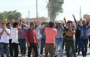 أهالي قرية أبو حمام بريف دير الزور يتظاهرون ضد مجموعات ’قسد’