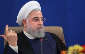 روحاني يطالب حاکم البنك المركزي بتوفير العملة الصعبة للسلع الأساسية