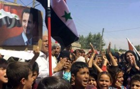 تظاهرات کنندگان سوری پرچم آمریکا را در اعتراض به تحریم‌ سزار به آتش کشیدند