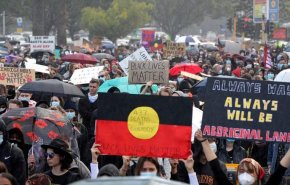 تظاهرات معترضان نژاد پرستی در استرالیا/ اعتراض به بدرفتاری مقام های دولتی با بومیان