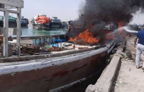 النيران تلتهم زورقا تجاريا في ميناء بجنوب ايران