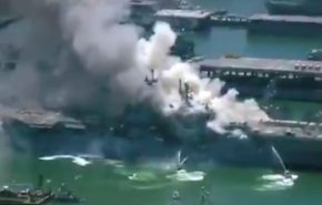 بالفيديو.. نشوب حريق كبير في سفينة تابعة للبحرية الأمريكية