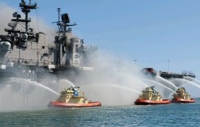ادامه تلاش‌ها برای اطفاء حریق کشتی جنگی آمریکا 
