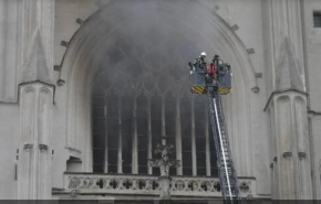 حريق ضخم في كاتدرائية نانت التاريخية غرب فرنسا