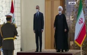 شاهد.. لحظة استقبال الرئيس روحاني للكاظمي بطهران