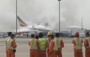 آتش گرفتن هواپیمای باربری در فرودگاه شانگهای + فیلم