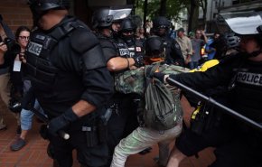 خشونت پلیس آمریکا علیه خبرنگاران روس