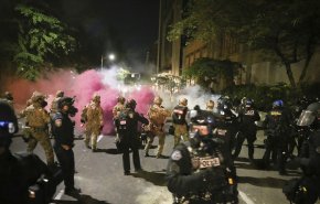 فیلم.. ادامه اعتراضات در آمریکا؛ حمله نیروهای فدرال به شهردار «پورتلند» با گاز اشک آور