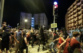 شرطة الإحتلال تستخدم القوة لتفريق المحتجين عند مقر إقامة نتنياهو
