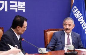 شارب السفير الأمريكي يثير أزمة في كوريا الجنوبية+ فيديو

