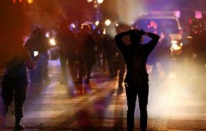  تصاویری از تیراندازی نظامیان  آمریکا به سمت معترضان در شهر پورتلند و به آتش کشیدن پرچم آمریکا